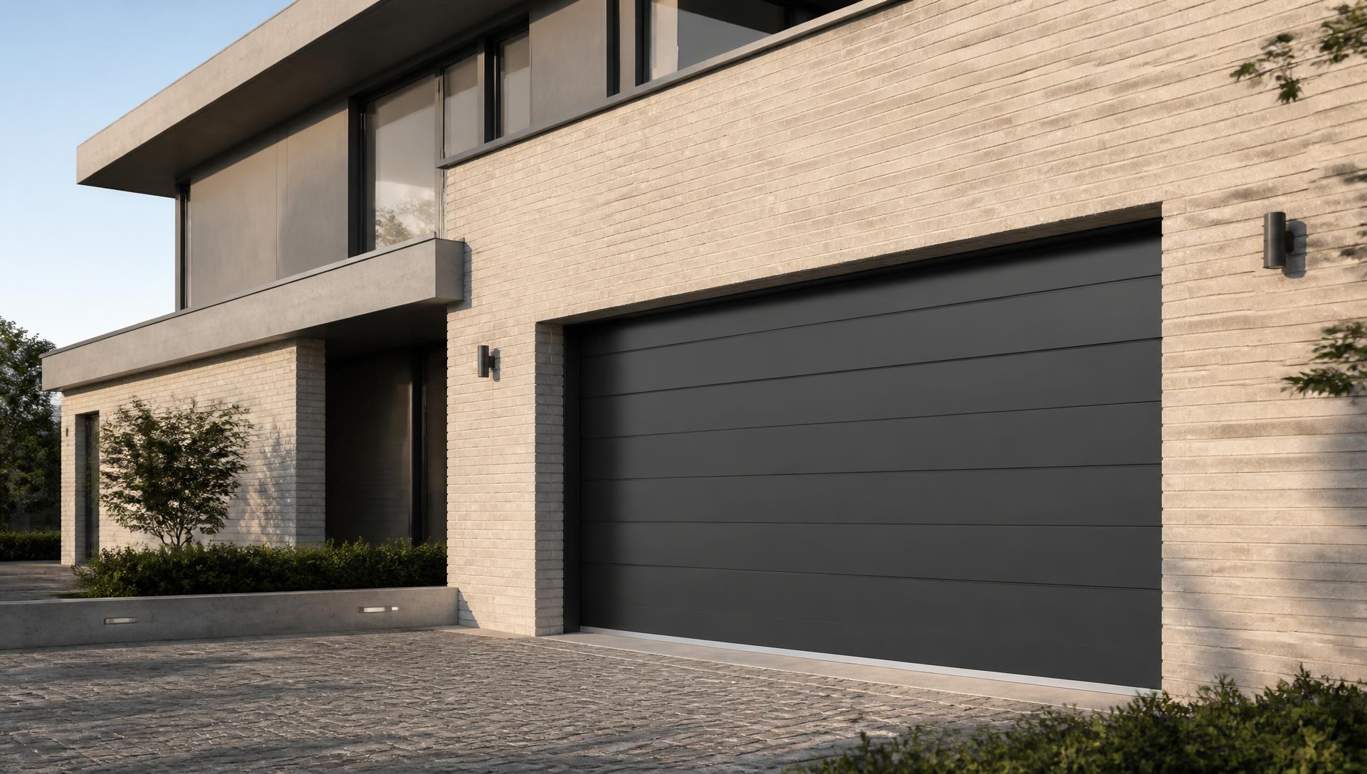 Maison contemporaine avec une porte de garage sectionnelle motorisée gris anthracite